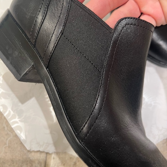 Naturalizer leather low heel,  side zip stretch bootie. 7.5 - Picture 5 of 7